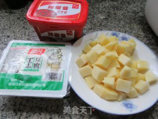 洋芋艿煮豆腐的做法步骤：1