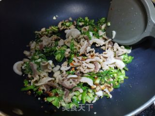 豆豉辣椒炒油渣的做法步骤：6