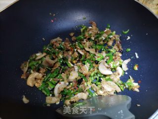 豆豉辣椒炒油渣的做法步骤：7