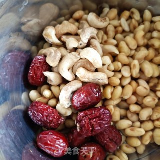 大枣腰果黄豆浆的做法步骤：2
