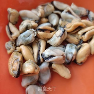 鸡蛋淡菜炒毛豆的做法步骤：1