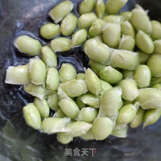 鸡蛋淡菜炒毛豆的做法步骤：3