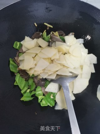 腊肉炒土豆的做法步骤：4