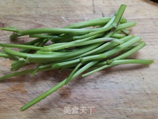 豆豉辣椒炒东苋菜杆的做法步骤：1