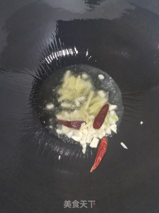 清炒手撕包菜的做法步骤：1
