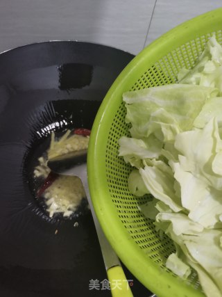 清炒手撕包菜的做法步骤：2