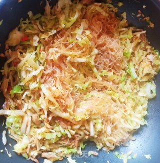 包菜炒粉丝的做法步骤：15