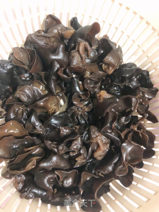 火腿鸡胸肉拌木耳的做法步骤：2