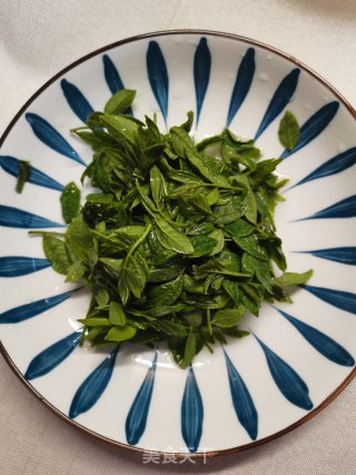 花椒叶炒鸡蛋的做法步骤：1