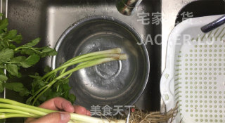 家常香干炒水芹，材料简单，制作方便，鲜香可口，非常下饭。的做法步骤：1