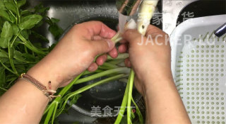 家常香干炒水芹，材料简单，制作方便，鲜香可口，非常下饭。的做法步骤：2