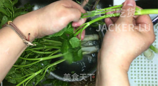 家常香干炒水芹，材料简单，制作方便，鲜香可口，非常下饭。的做法步骤：3