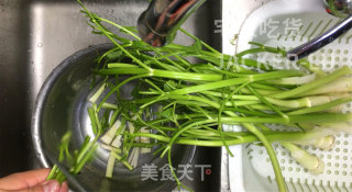 家常香干炒水芹，材料简单，制作方便，鲜香可口，非常下饭。的做法步骤：4