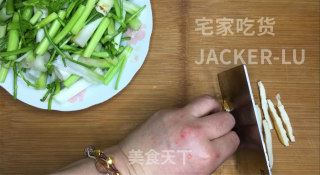 家常香干炒水芹，材料简单，制作方便，鲜香可口，非常下饭。的做法步骤：6