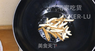 家常香干炒水芹，材料简单，制作方便，鲜香可口，非常下饭。的做法步骤：7