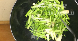 家常香干炒水芹，材料简单，制作方便，鲜香可口，非常下饭。的做法步骤：8