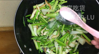 家常香干炒水芹，材料简单，制作方便，鲜香可口，非常下饭。的做法步骤：9