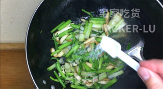 家常香干炒水芹，材料简单，制作方便，鲜香可口，非常下饭。的做法步骤：10
