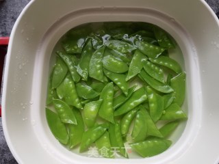 荷兰豆洋葱茶油炒鸡蛋的做法步骤：2