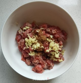 蒜苔炒牛肉丁的做法步骤：3