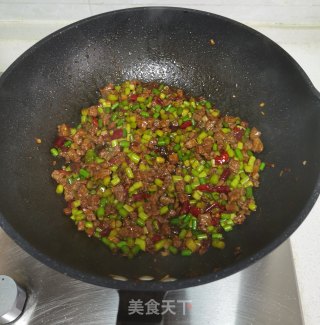 蒜苔炒牛肉丁的做法步骤：9