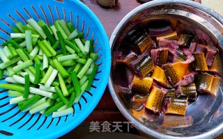 鳝鱼烧蒜苗的做法步骤：1