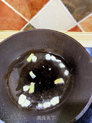 鳝鱼烧蒜苗的做法步骤：2