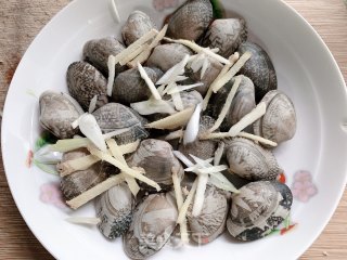 葱油花蛤的做法步骤：4