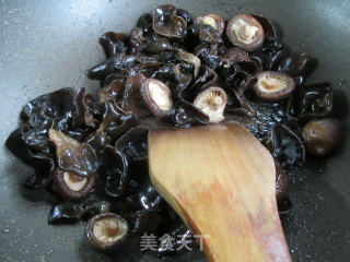 黑木耳香菇烧油豆腐的做法步骤：2