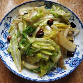 炝炒手撕莲花白的做法步骤：4