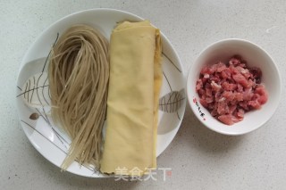 肉末豆腐皮炖粉条的做法步骤：1