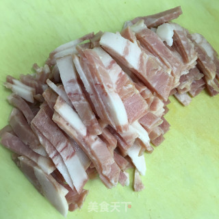 培根炒蒜苔的做法步骤：1