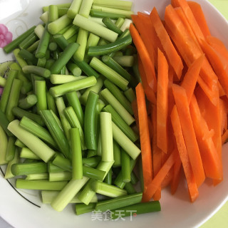 培根炒蒜苔的做法步骤：2