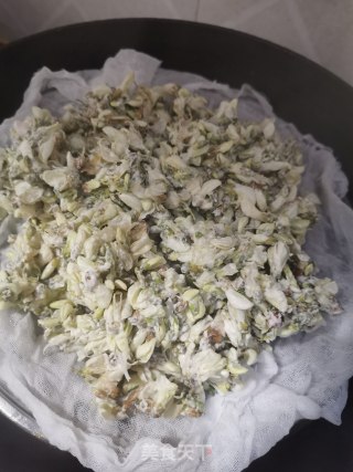 素炒槐花的做法步骤：3