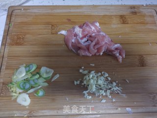 茼蒿炒干豆腐丝的做法步骤：1