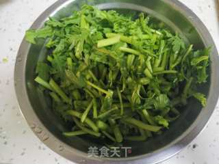 茼蒿炒干豆腐丝的做法步骤：2