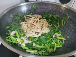 茼蒿炒干豆腐丝的做法步骤：7
