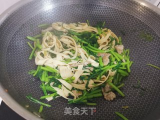 茼蒿炒干豆腐丝的做法步骤：8