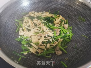 茼蒿炒干豆腐丝的做法步骤：9