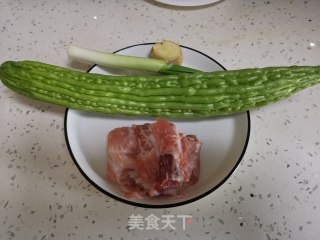 肉丝炒苦瓜的做法步骤：1