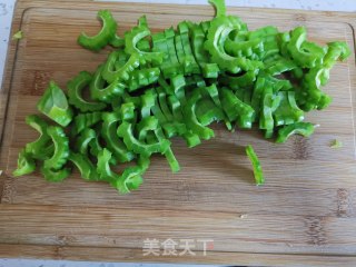 肉丝炒苦瓜的做法步骤：3