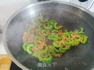 肉丝炒苦瓜的做法步骤：9