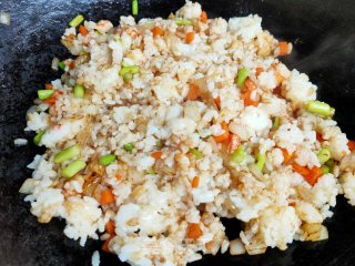 虾仁时蔬炒米饭的做法步骤：9