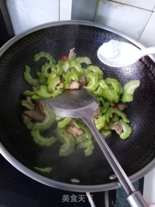 苦瓜炒肉的做法步骤：9