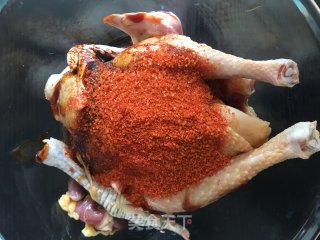 看到就想咬一口~不信来看~烤箱版青柠蜜汁烤全鸡的做法步骤：5