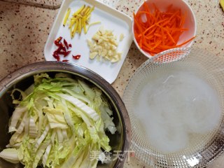 白菜粉丝肉丸煲的做法步骤：1