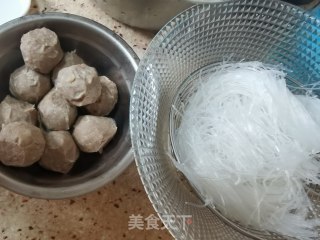 白菜粉丝肉丸煲的做法步骤：2