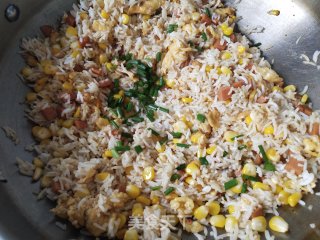 香肠炒饭的做法步骤：11