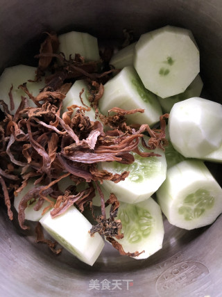 黄瓜笋干菜汤的做法步骤：2
