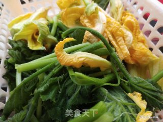 清炒南瓜苗的做法步骤：1
